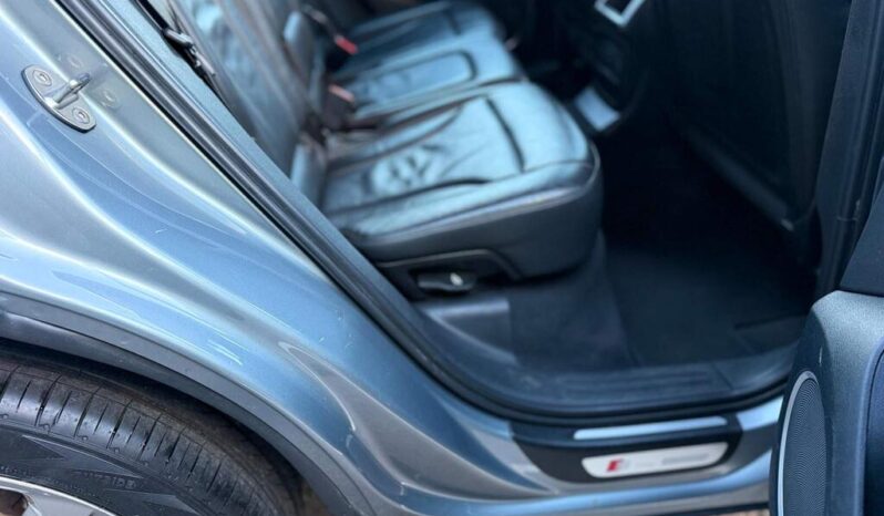 
								2011 Grey Audi Q5 full									