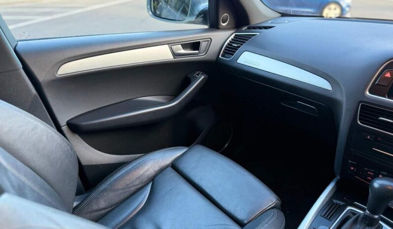 
								2011 Grey Audi Q5 full									