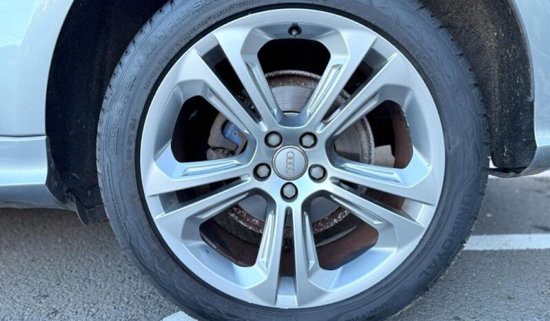 
								2011 Grey Audi Q5 full									