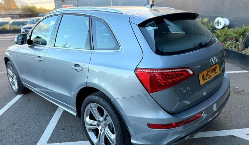 
								2011 Grey Audi Q5 full									