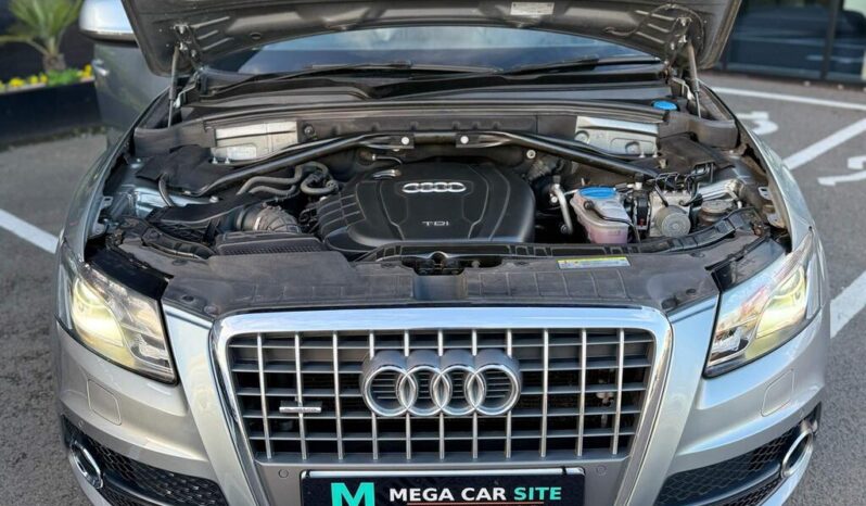 
								2011 Grey Audi Q5 full									