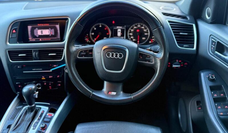 
								2011 Grey Audi Q5 full									